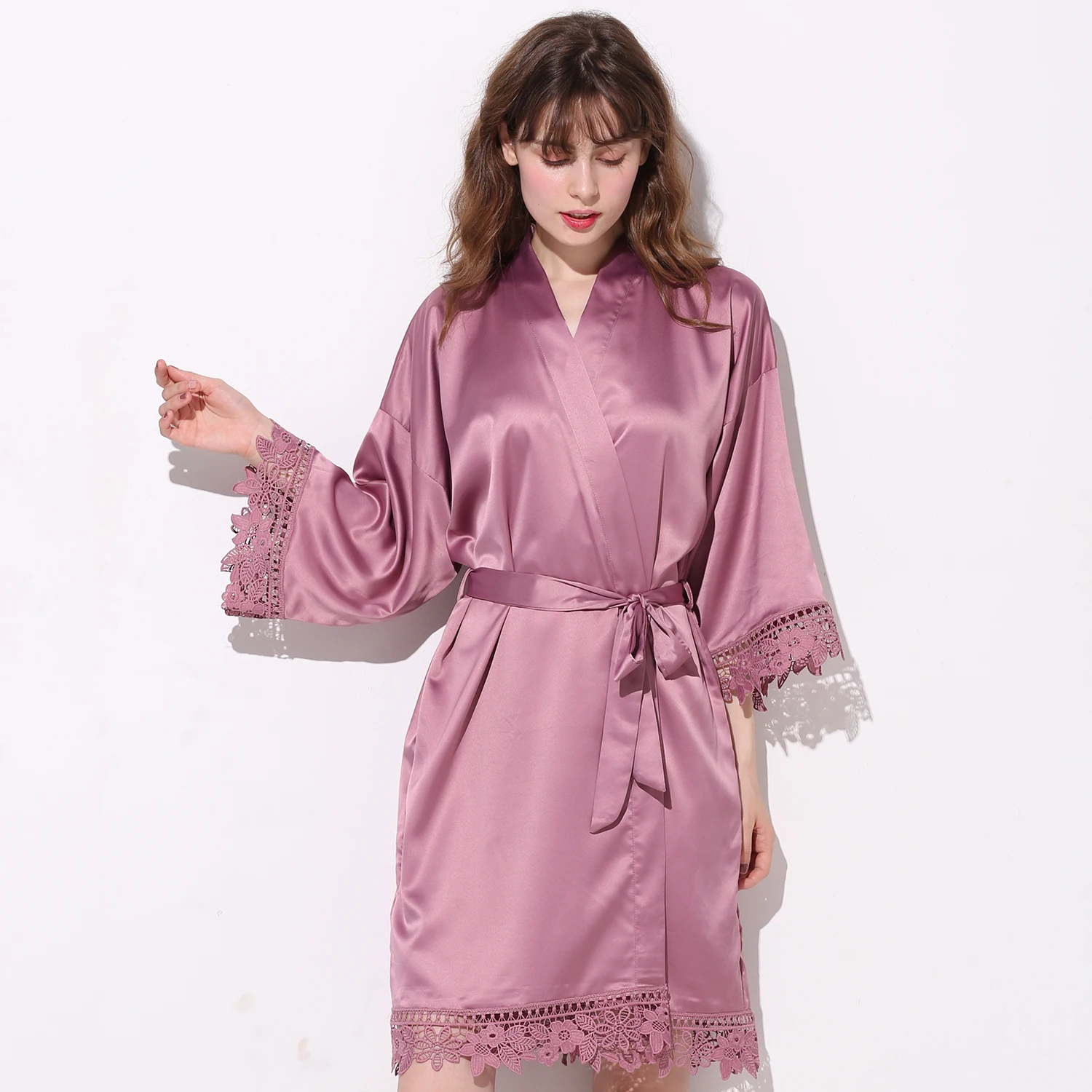 mauve with print Пользовательские текст невесты матовый сатиновый кимоно халаты для невесты w/кружевной отделкой женский свадебный наряд короткий пояс халат пижамы - Цвет: mauve with print