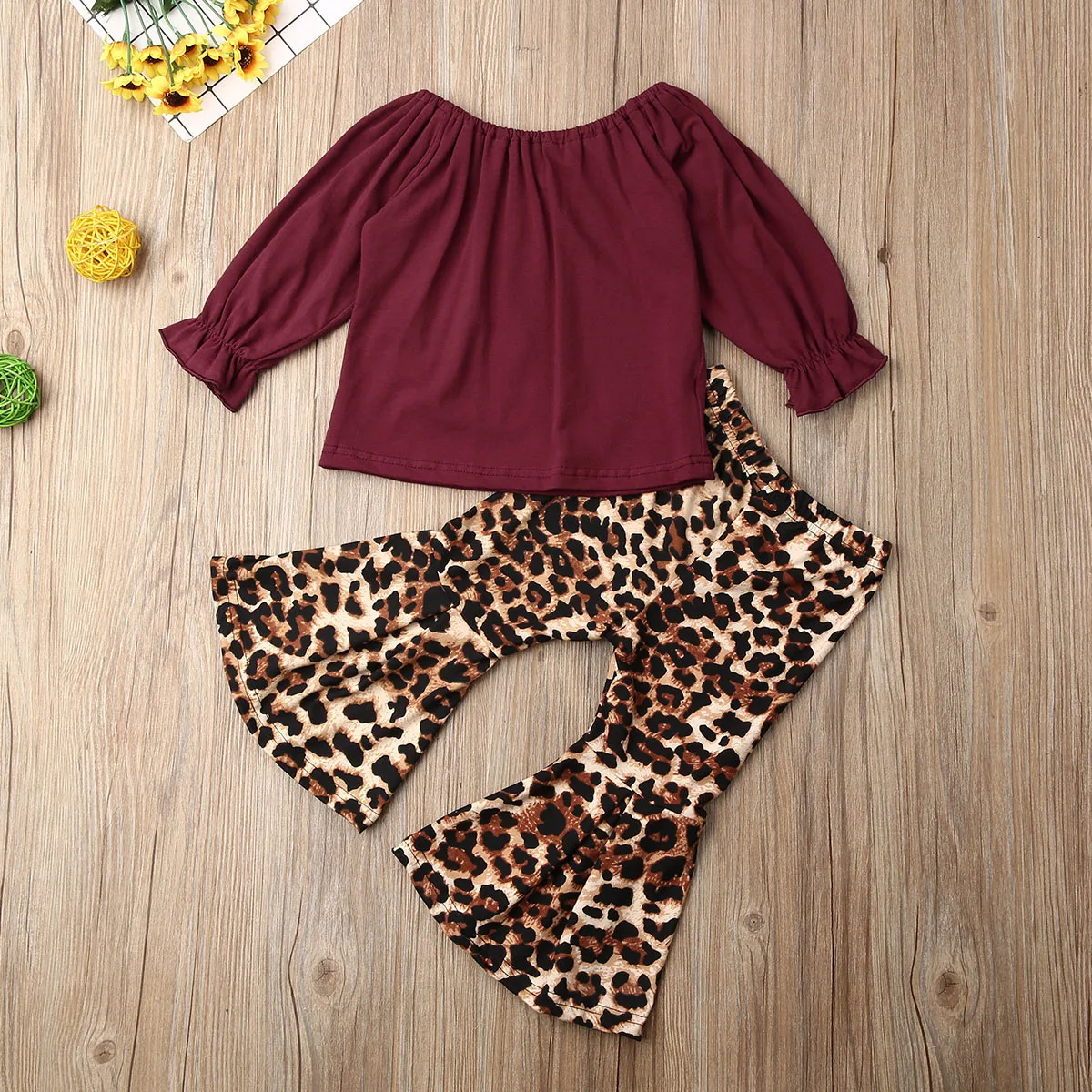 Новинка; одежда с леопардовым принтом для маленьких девочек; хлопковые топы для маленьких детей; футболка; расклешенные штаны; одежда с расклешенным низом для детей 2-6 лет