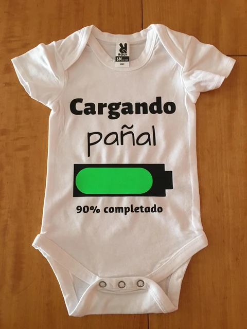 Body personalizado para bebé con frase divertida y dibujo de pañal.