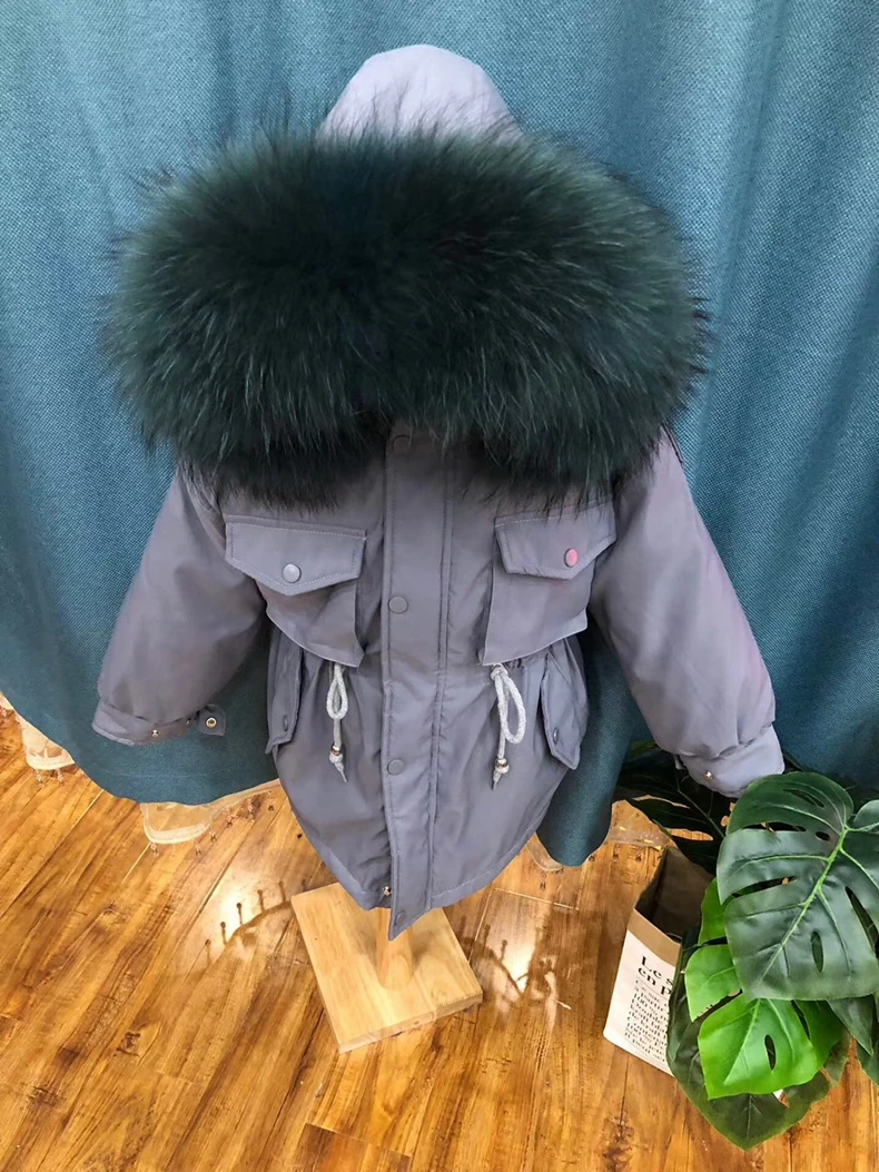 Детское пальто с натуральным мехом Куртка для маленьких мальчиков и девочек детские куртки с большим мехом енота пальто с капюшоном серая, черная теплая парка для девочек TZ419