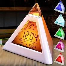 Relojes de mesa triangular 7 colores cambiantes LED de temperatura de visualización de semana Digital despertador de mesa Decoración de mesa relojes de noche de la habitación