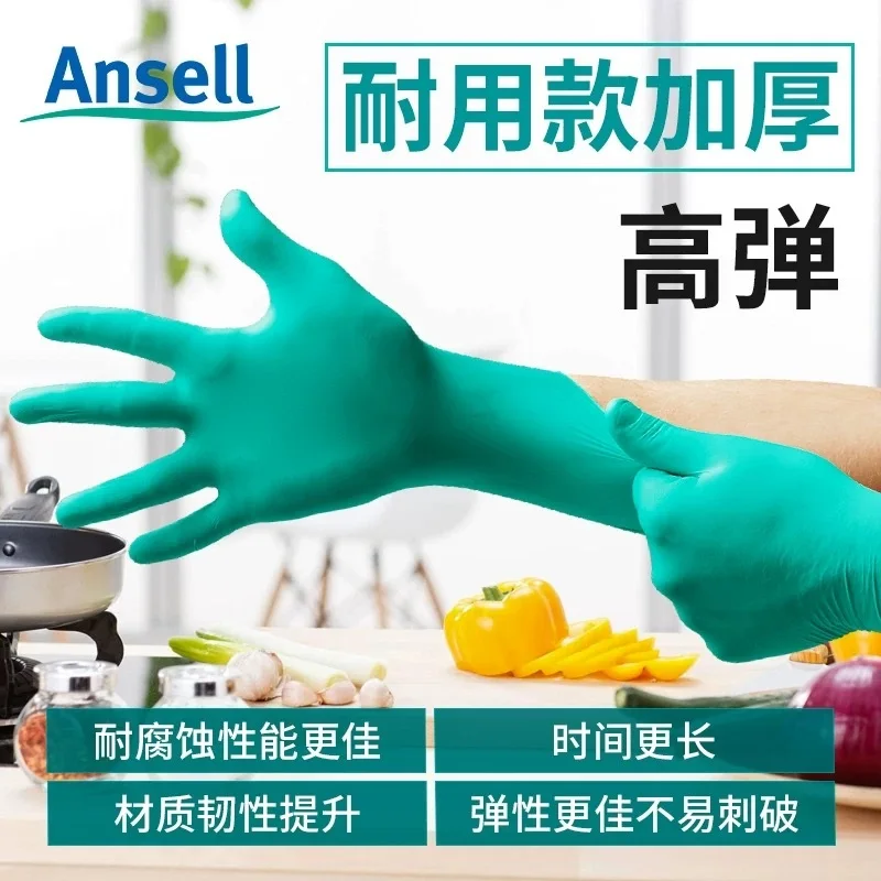 Mains portant des gants jetables verts pour manipulation d'objets, usage médical ou ménager