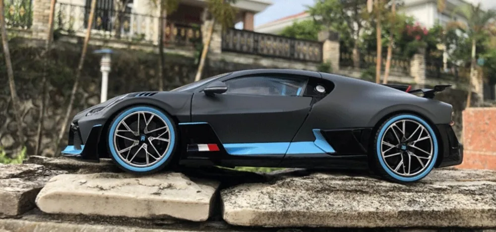 Bburago 1/18 1:18 Bugatti Divo спортивный гоночный автомобиль литая под давлением модель игрушки на день рождения для детей мальчиков и девочек