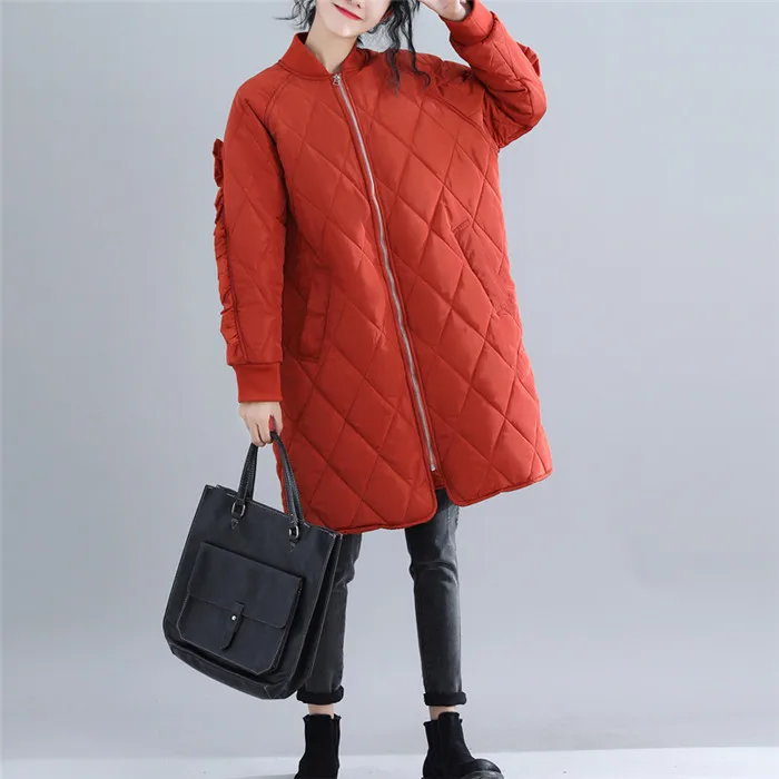 Для женщин большой Размеры хлопковые пиджаки зима литературный Средний размер Длинное свободное однотонное Цвет хлопковое пальто толстое теплое приталенное пальто, женская верхняя одежда, JIU003 - Цвет: Кораллово-Красный