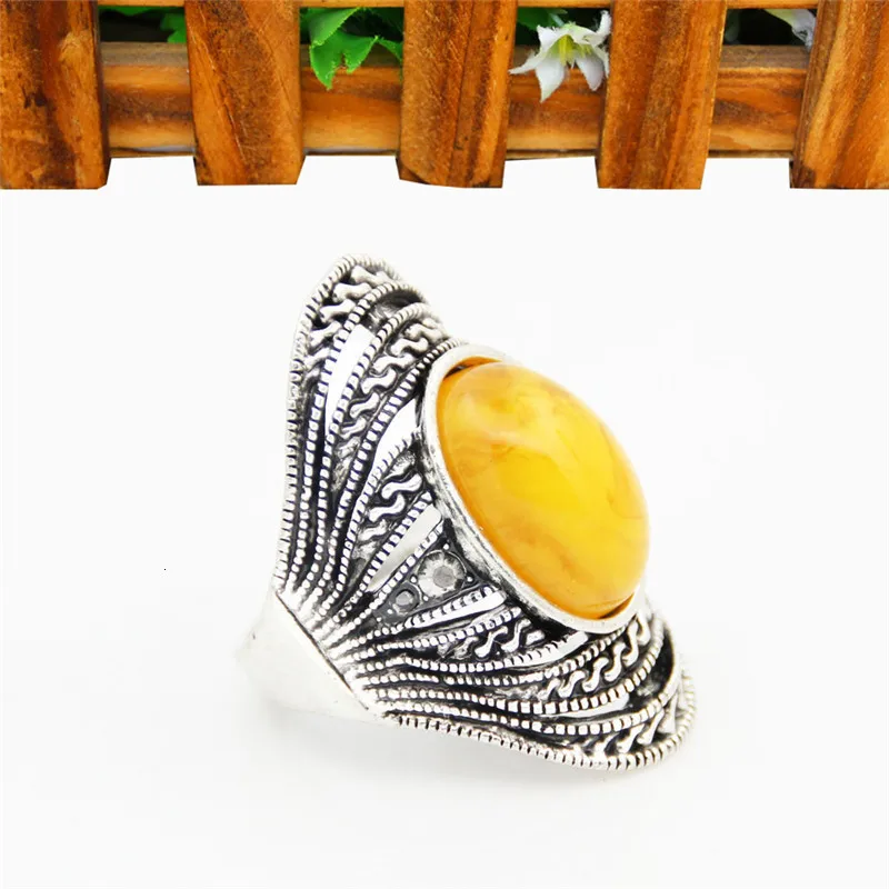 Vintage Oval Simualted Beeswax Rings For women Antique Silver Plated Hollow Design Rhinestone Rings Fashon Jewelry TR669