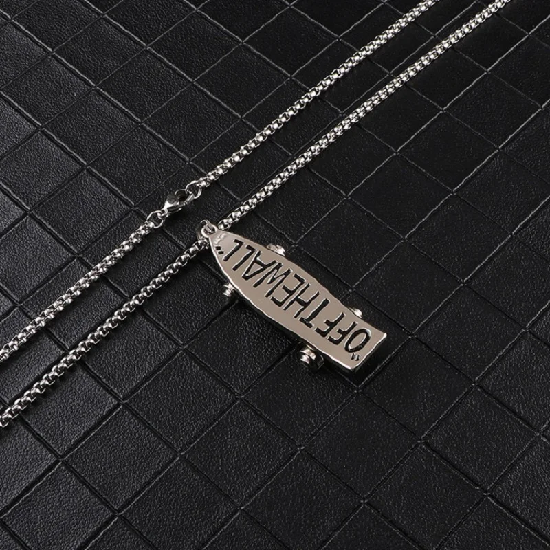 Collar con Colgante de Patineta con el Eslogan "OFF THE WALL" (Acero Inoxidable) Hc96759598e304dfbb26083ccdbcd9021b