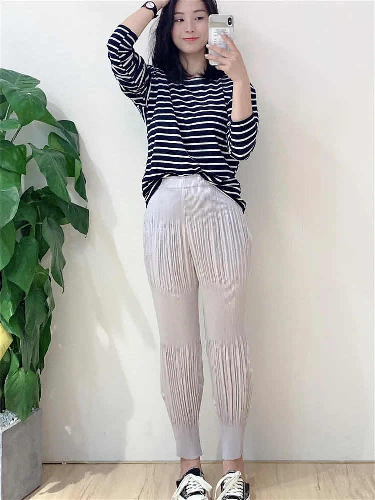 gray white Новые осенние штаны со складками Miyake, эластичные удобные тонкие штаны с эластичной резинкой на талии - Цвет: gray white