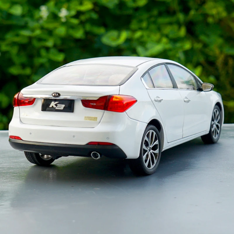 1:18 KIA K3 легированная модель автомобиля статические высокой моделирования металлические модельные автомобили с оригинальной коробкой