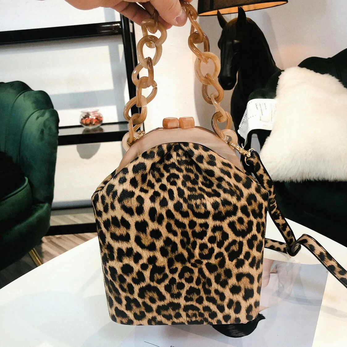 

Fashion wood buckle bucket ladies wallet handbag small flip ladies leopard handbag bag shape Messenger bag ladies 2019 Sac A Mai