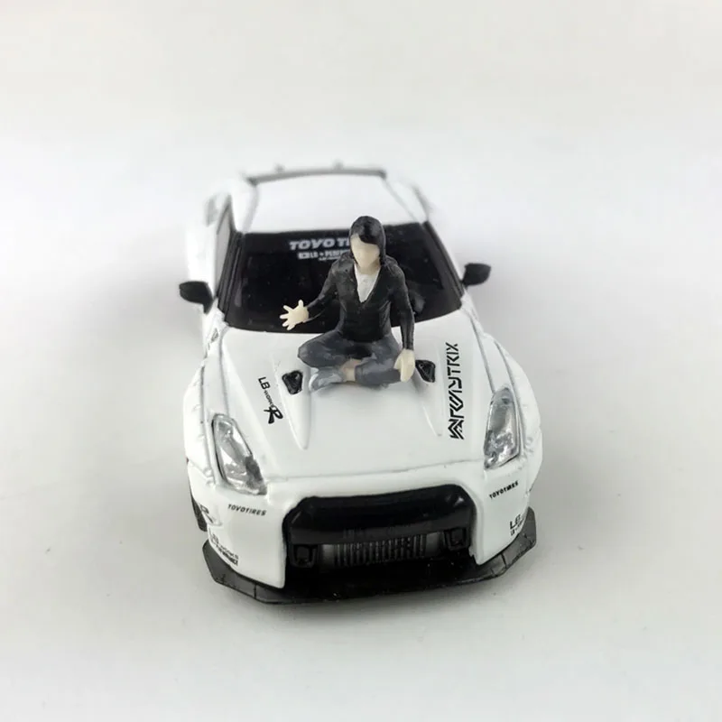 Миниатюрная фигурка из смолы в масштабе 1/64 кукла сидящая на капоте плача для