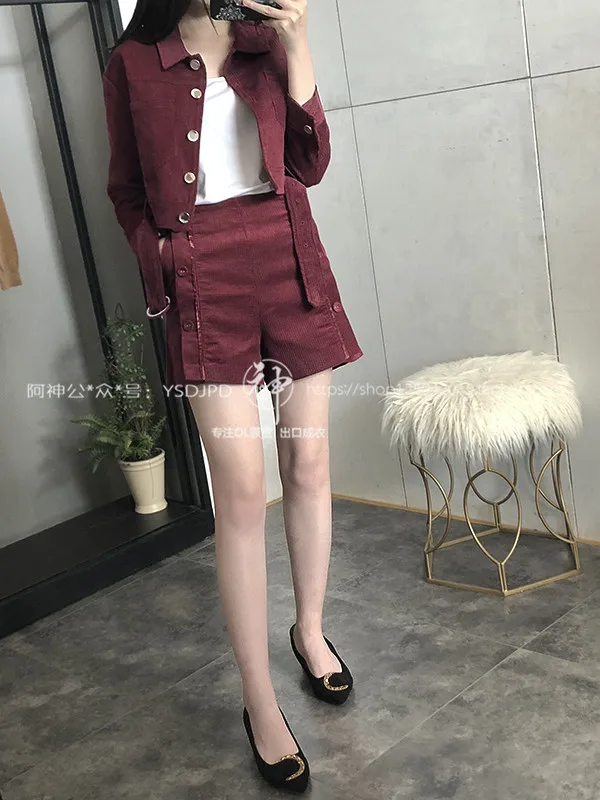 

A Generation of 2018 Autumn Retro Fold-down Collar Corduroy Coat + Fastener Decoration Shorts + Skirt Set Entity