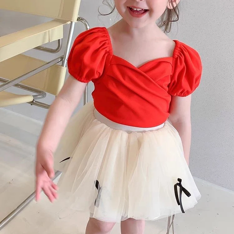 

Новинка лета 2021, однотонные футболки в Корейском стиле для маленьких девочек, топы с открытыми плечами и перекрещивающимися спереди пышными рукавами, Детские футболки для малышей