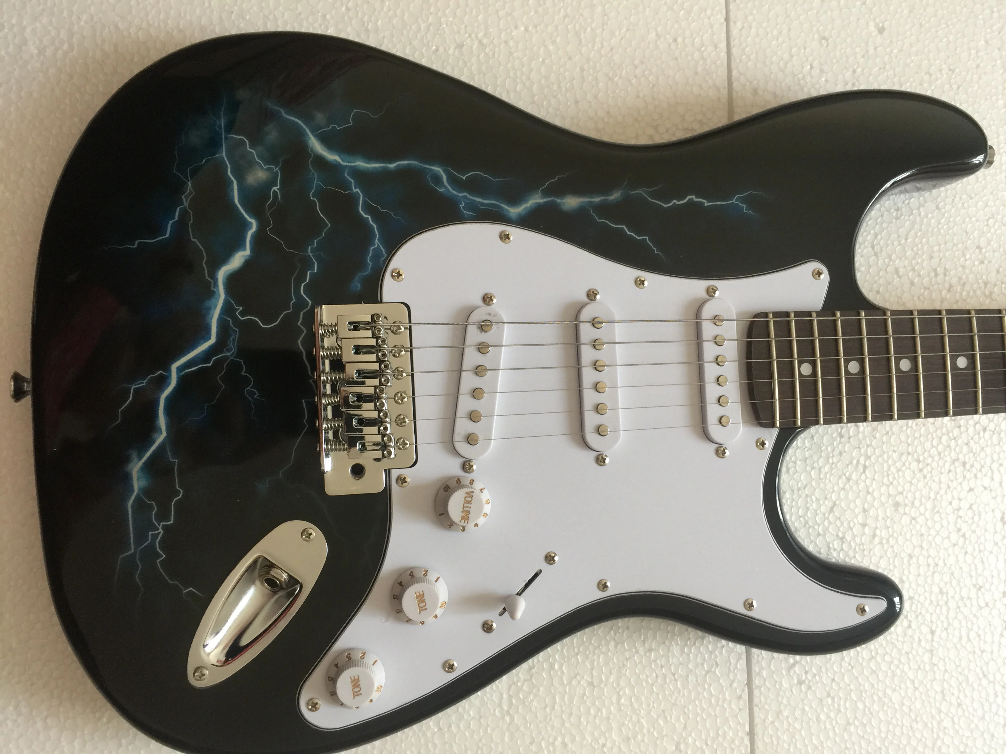 

Electric guitar/basswood lightning pattern white shield high quality guitar/anmiuyue can customize Chinese electric guitar