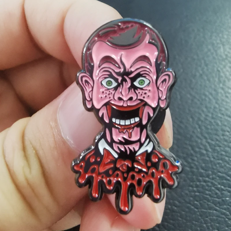 Mr. Bean Bloody Spilla Rowan Atkinson Badge Spaventoso Meme Smalto Pin Horror Comic Mash-Up Jewelry