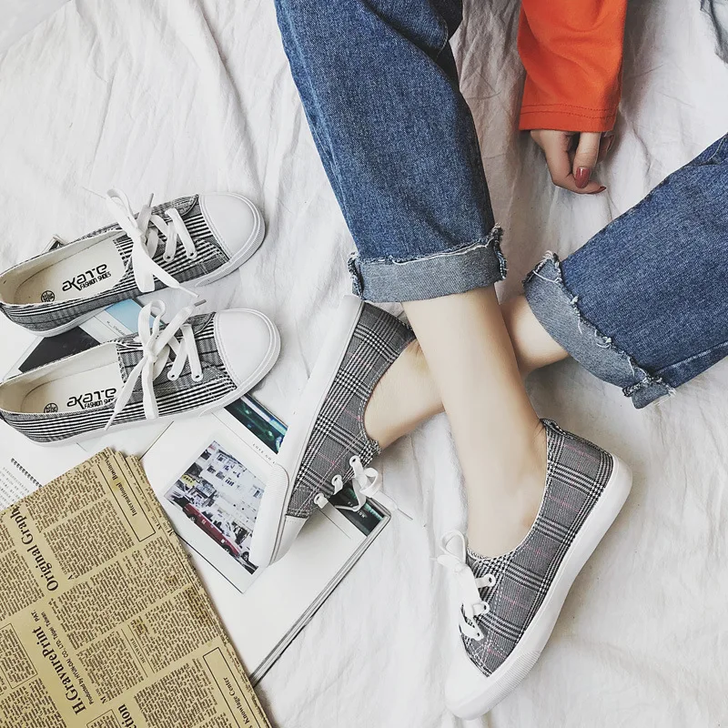 

Black And White with Pattern Engraved Harajuku Wind Canvas Shoes Student Korean-style Ulzzang Versatile Low-Cut Board Shoes Hong