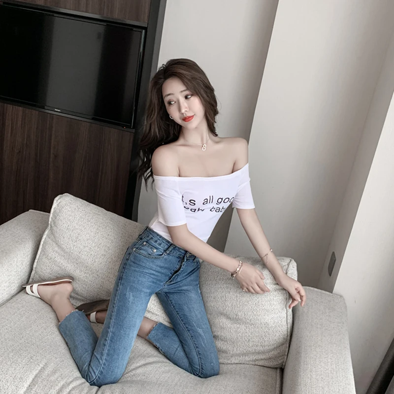 Футболка с открытыми плечами принтом и короткими рукавами облегающая Новинка