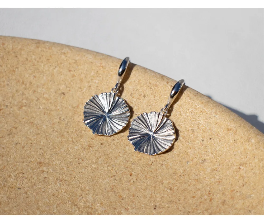 Серьги из стерлингового серебра 925 пробы, модные круглые короткие серьги в форме листа лотоса, серьги с крючками для ушей, подчеркивающие индивидуальность, темпераментные серьги для девушек и женщин