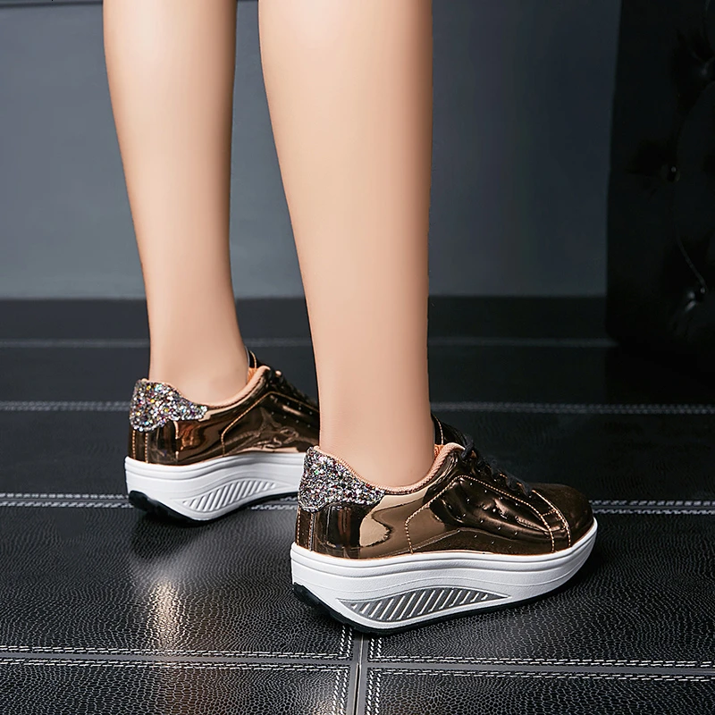 Женская обувь для фитнеса на толстой подошве; модные кроссовки на платформе с гладкой поверхностью золотистого цвета; спортивная обувь для похудения; женская обувь на танкетке