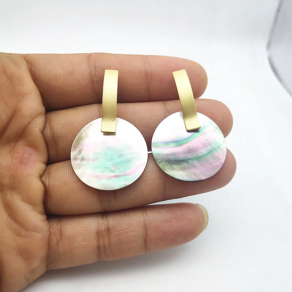 

2020 Natural Shell Pendant Earrings Round Black Shell Earrings Matt Gold Geometric Earrings for Women Party Jewellery