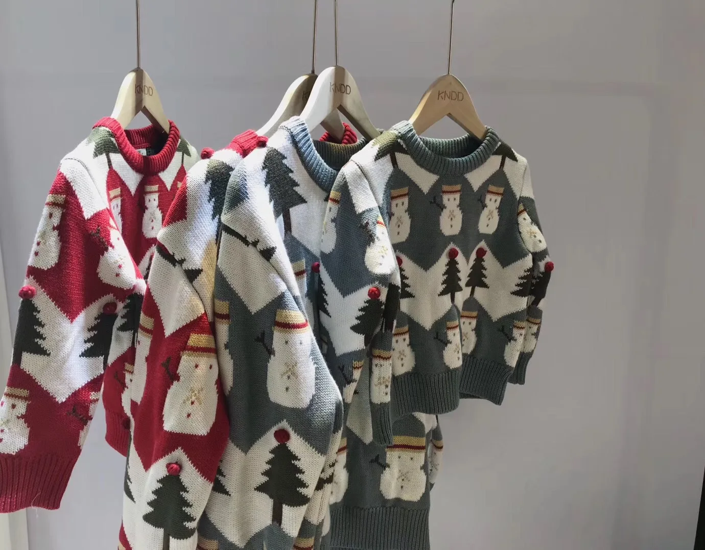 Пуловеры с рисунком снеговика и рождественской елки; одежда для мамы и меня; Рождественская одежда для семьи; вязаные Рождественские свитера; одинаковые комплекты