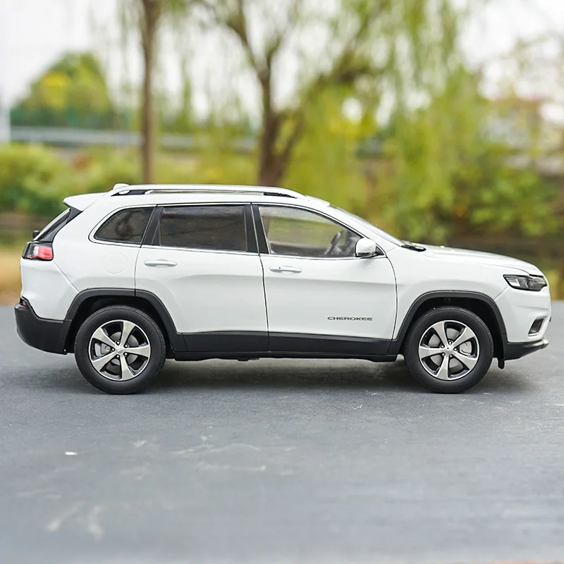 1:18 sacle fike cherokee модель автомобиля из сплава литой под давлением металлический автомобиль игрушка коллекционный сувенир для детей подарки дисплей шоу