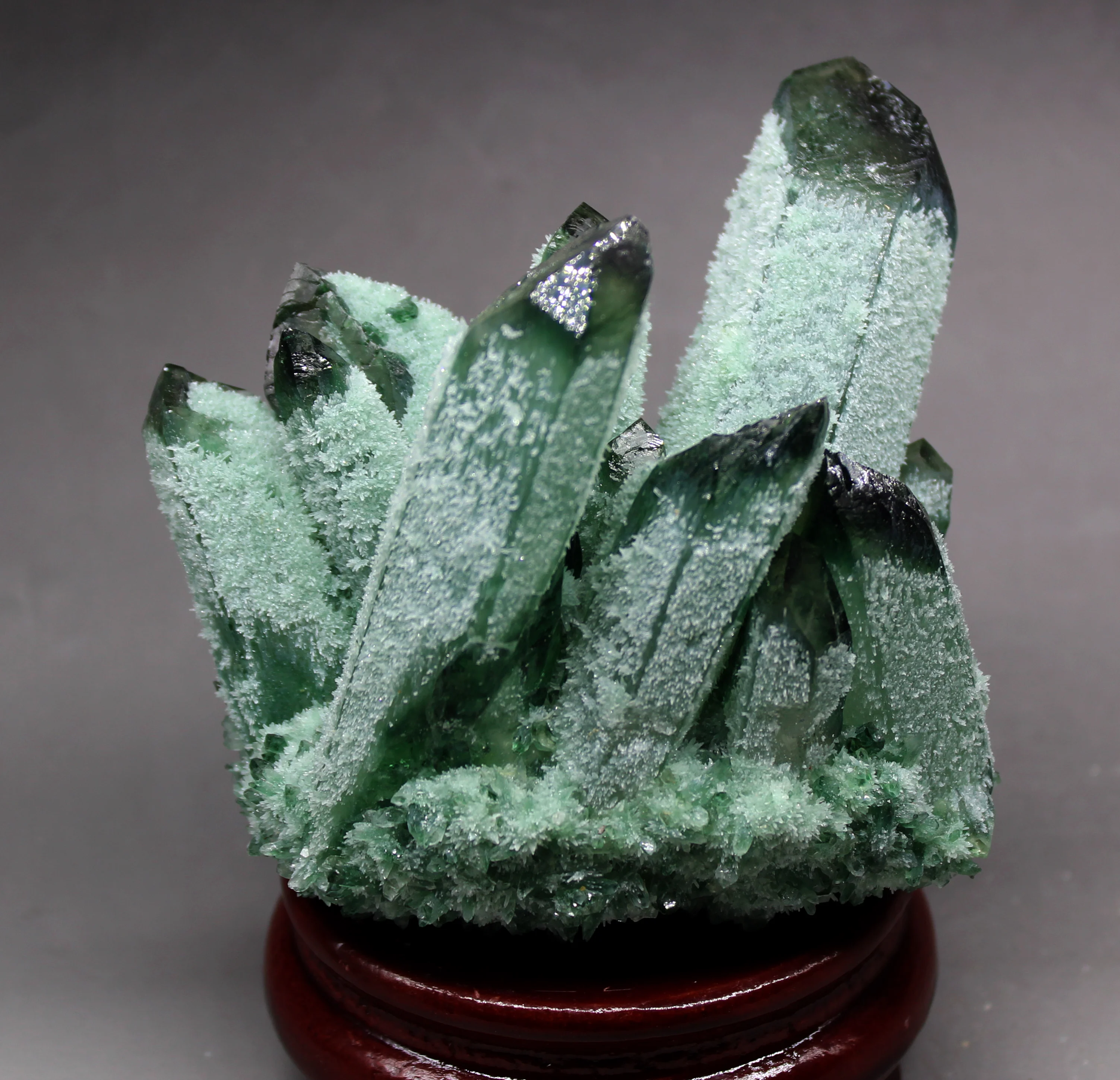 659 г натуральный зеленый Ghost Phantom Quartz кристалл кластера кристаллы и камни лечебные образцы деревянная основа