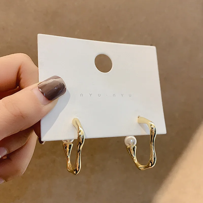

Geometric irregular pearl earrings Korean temperament joker, metal texture simple earringstud