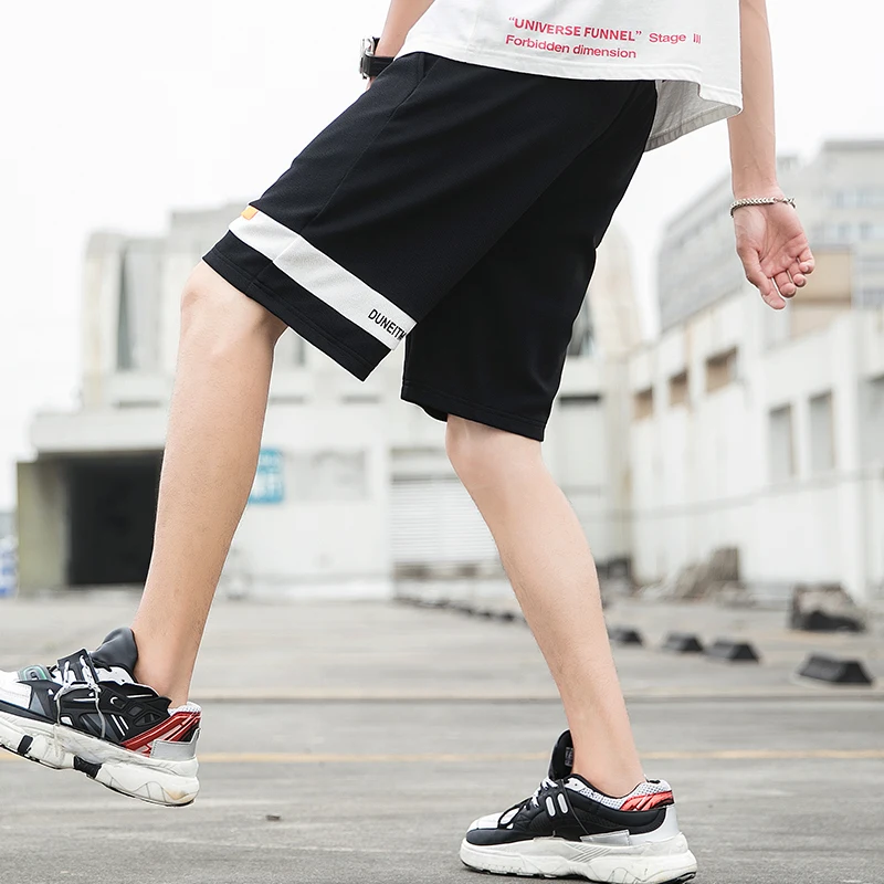 

New men's two-color men's fashion trend for the summer of 2019 is handsome, loose and casual white striped shorts with co