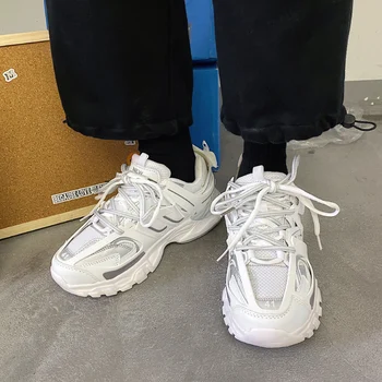 

2020 men's thick soled rubber soled shoes Korean fashion new men's black and white thick soled casual shoes men's sports shoes