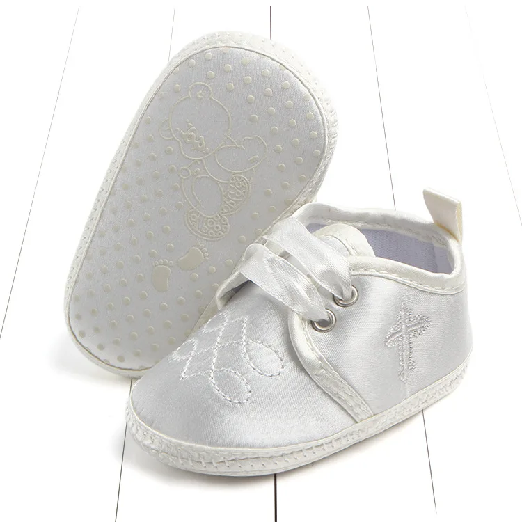 Обувь для крещения новорожденных; белая кружевная обувь с цветочным узором для маленьких девочек; нескользящая обувь для малышей; простая и Крестильная детская обувь