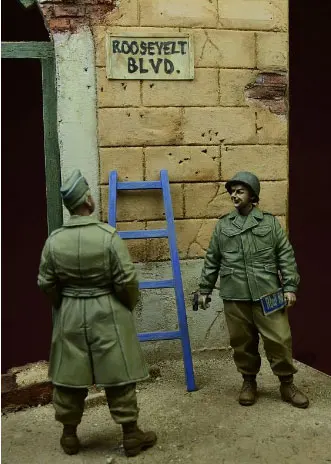 

1/35 Resin Model Building Kit Figure Soldiers and officials (just 2 figures)