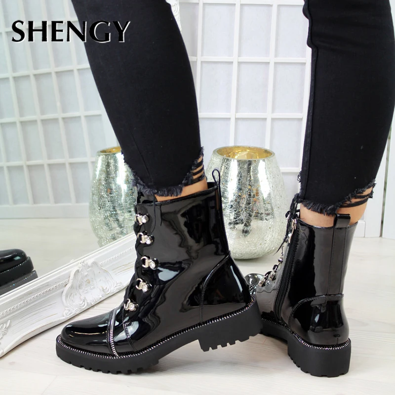 SHENGY/женские мотоциклетные ботинки; сезон осень; модные армейские ботинки из лакированной кожи с круглым носком на шнуровке; женские зимние офисные Ботинки