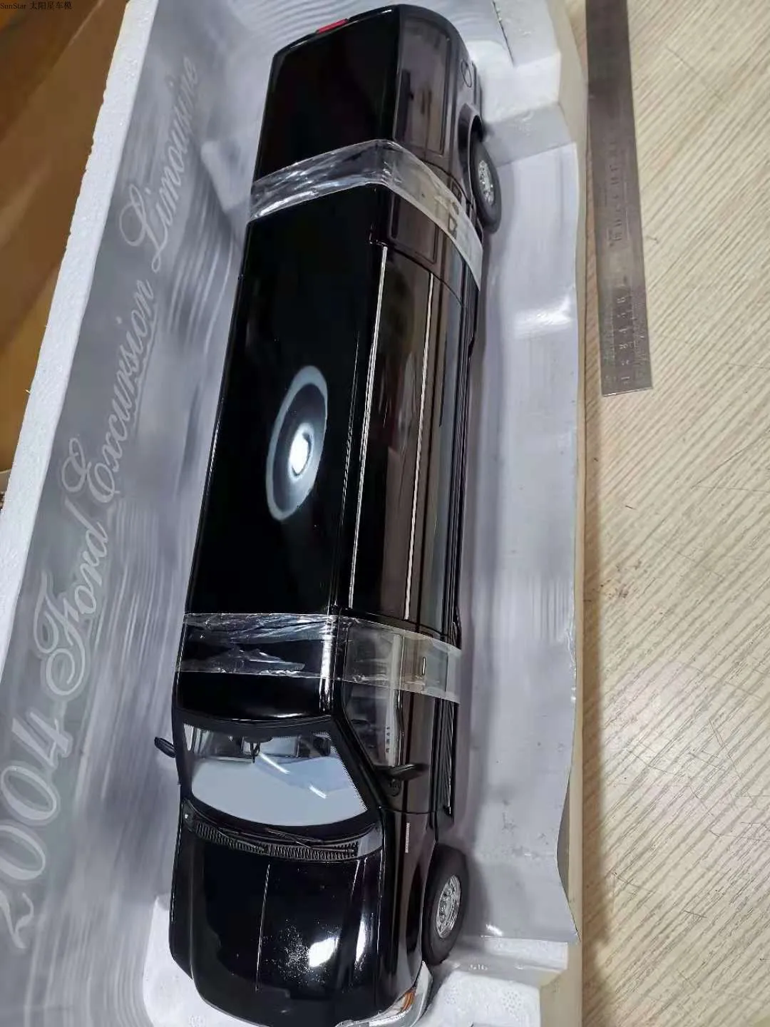 Sunstar 118 2002 Эксклюзивная модель Ford Limousine из черного эбенового дерева ограниченного