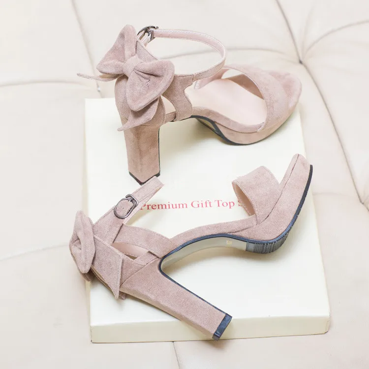 Женские босоножки с открытым носком черные из флока на платформе и квадратном