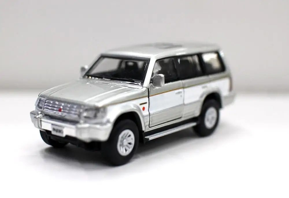 

DM DIECAST MASTERS 1/64 Scale Mit subishi Pajero Super Exceed diecast car model for collection gift White