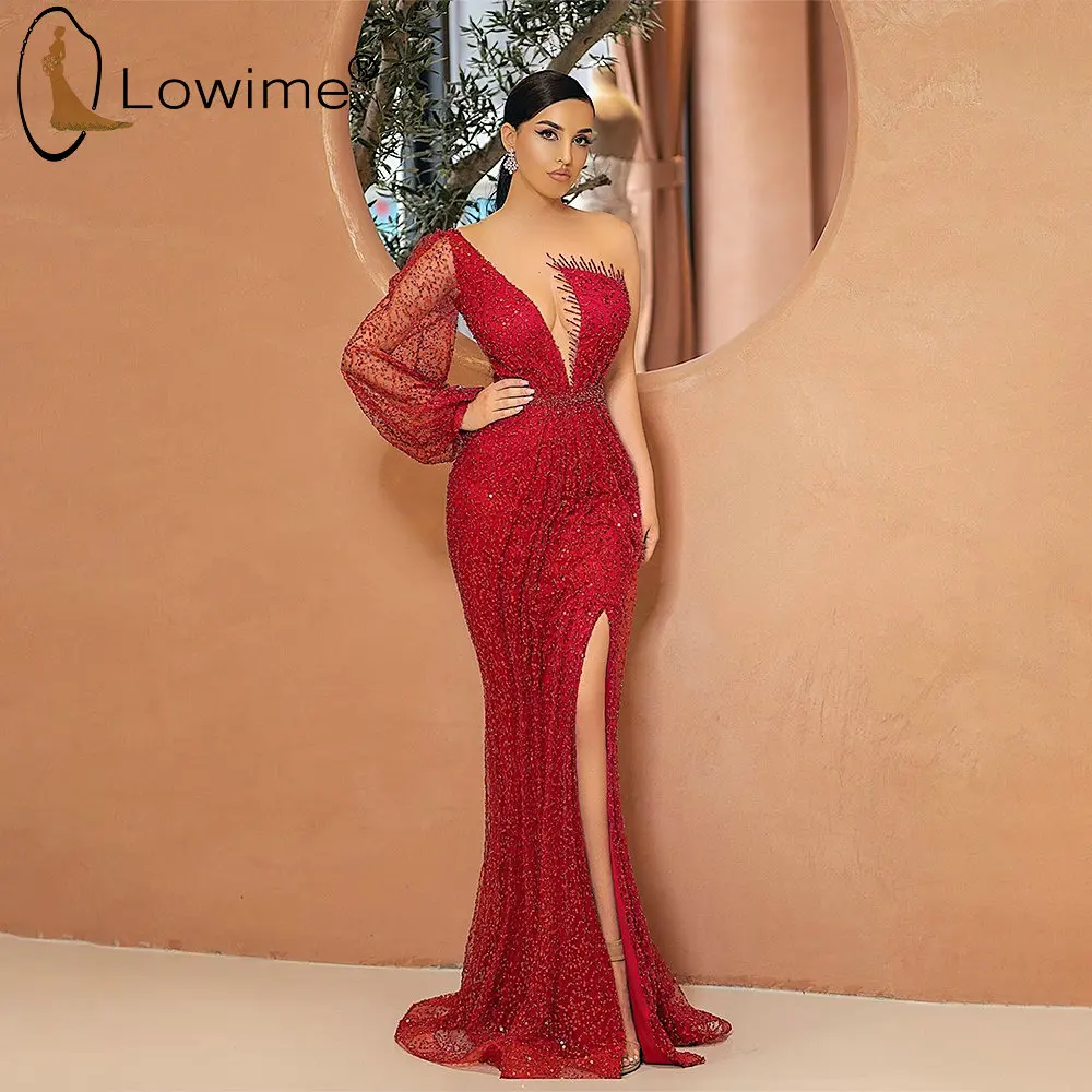 Винно-красное вечернее платье с одним открытым плечом и длинным рукавом разрезом