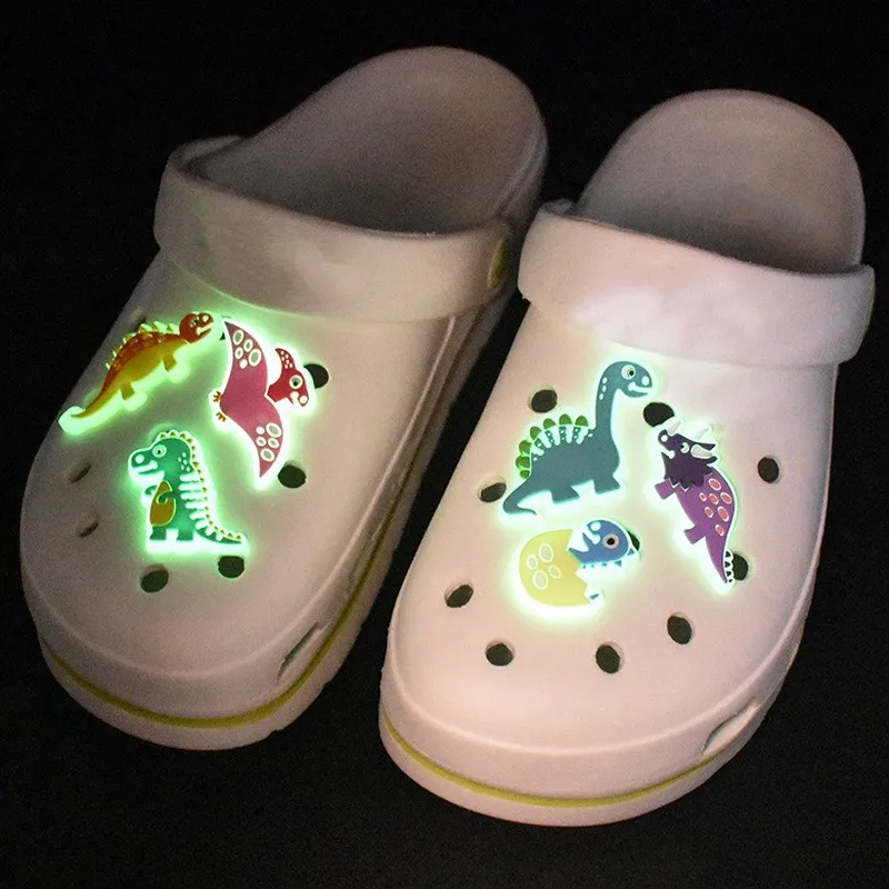 1PC lindo dinosaurio de dibujos animados PVC luminoso zapato encantos hebillas de zapatos con Luz Accesorios de cocodrilo encantos fiesta regalo