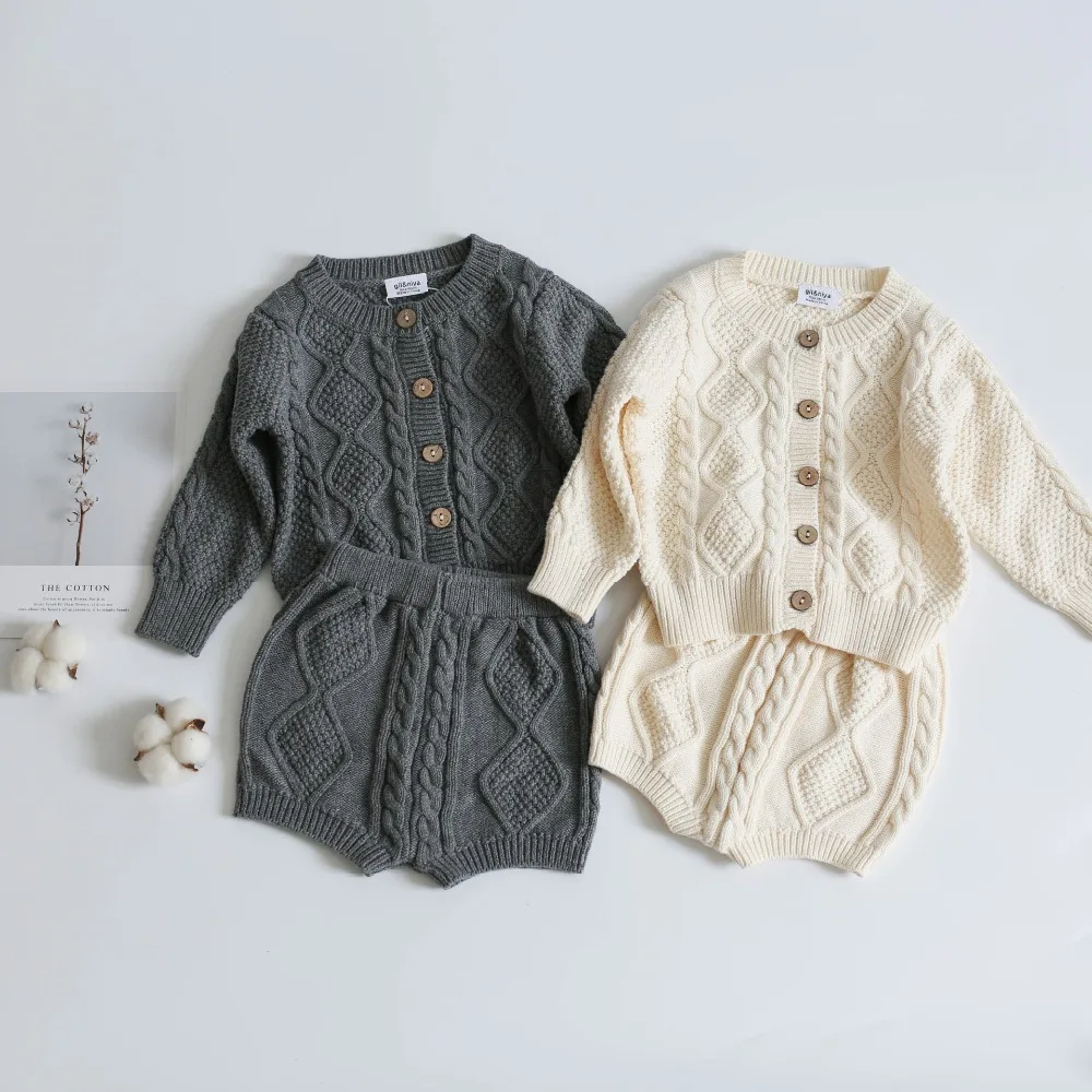 Осенняя одежда для маленьких мальчиков трикотажные комплекты для маленьких девочек хлопковые кардиганы и шорты Комплект однотонной одежды для малышей из 2 предметов, комплект одежды для девочек, вязаный