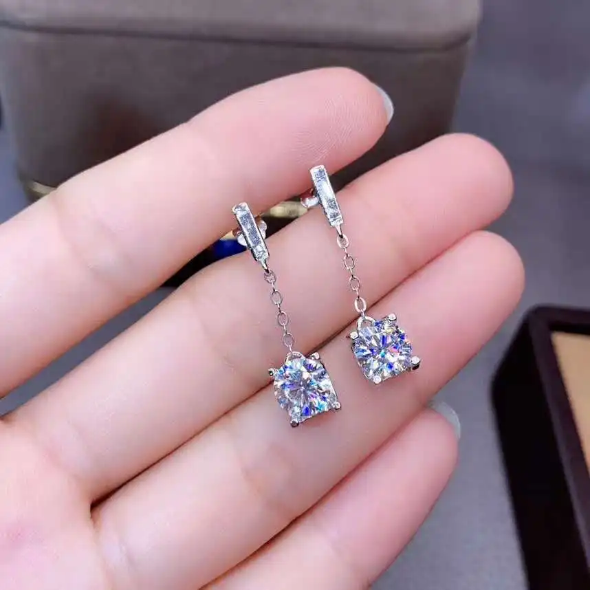 

Женские серьги из серебра 925 пробы с муассанитом 1 карат