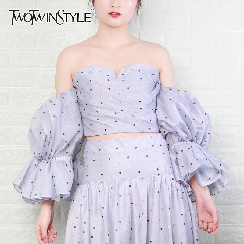 Женская блузка в горошек TWOTWINSTYLE летняя с открытыми плечами вырезом лодочкой и