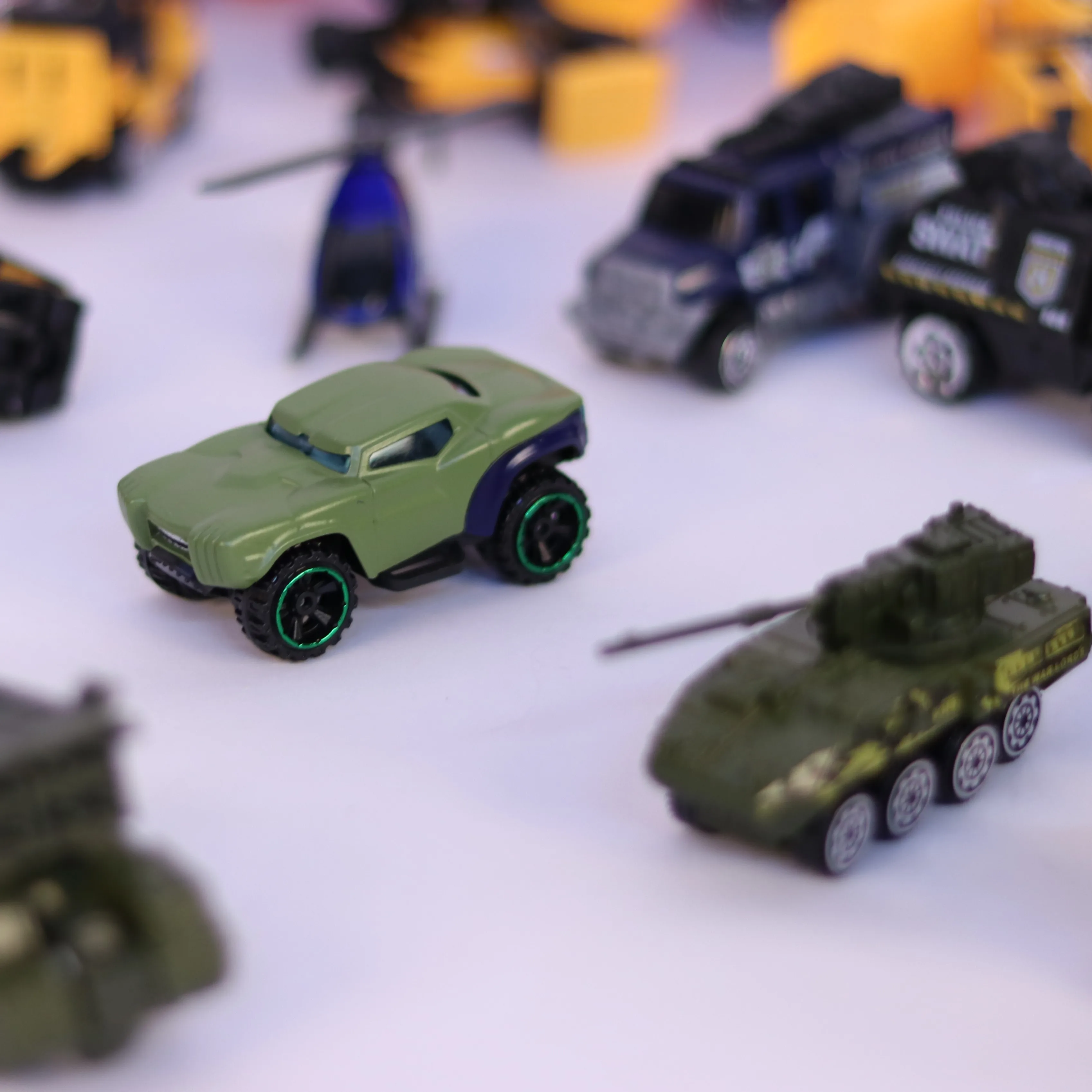 6 шт. Diecast металлические игрушечный автомобиль модель автомобиля трактор военные фермерская техника 1: 64 Бэтмен Железный человек Тони мини Aolly Строительный набор игрушек