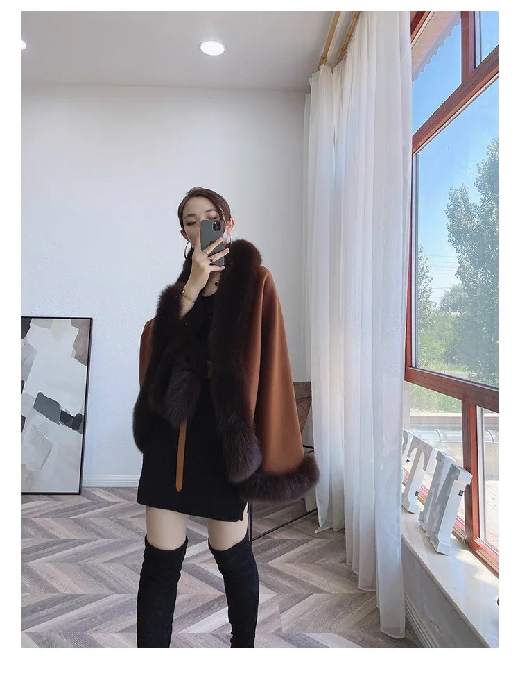 Рисунок 2 - Темно-коричневая женская накидка