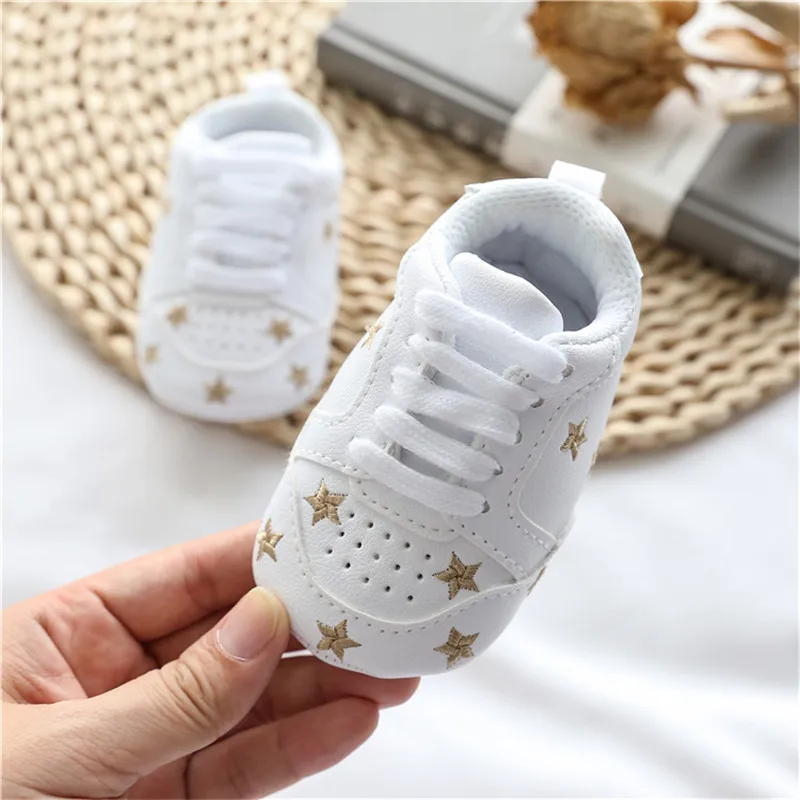 TOPATY/0-18 месяцев; обувь для маленьких мальчиков и девочек в форме сердца; обувь для малышей из искусственной кожи; детская обувь на шнуровке; Детские кроссовки на мягкой подошве; Bebe; обувь