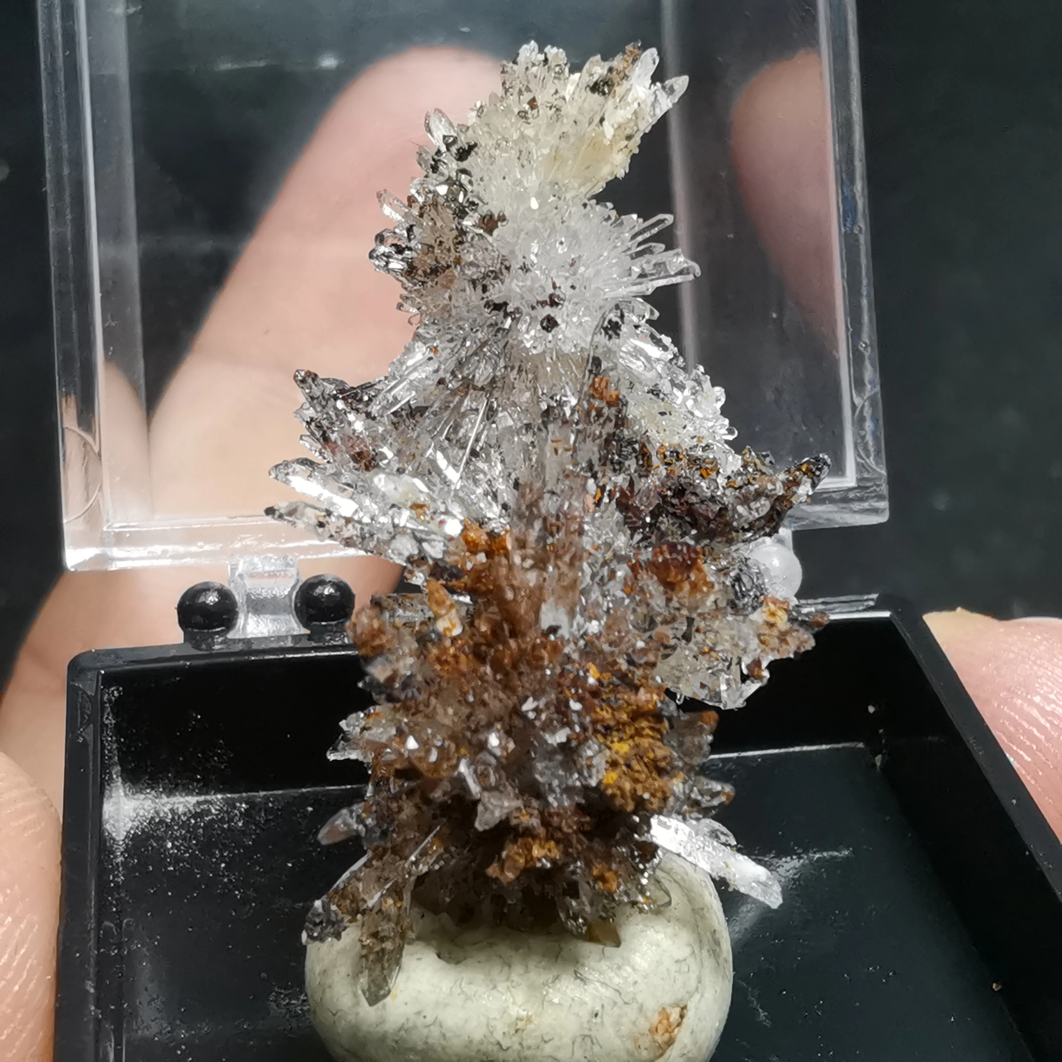 

Natural rare fluorinated aluminum anhydrite crystal crystal healing energy stone decoration QUARTZ GEM delivery box