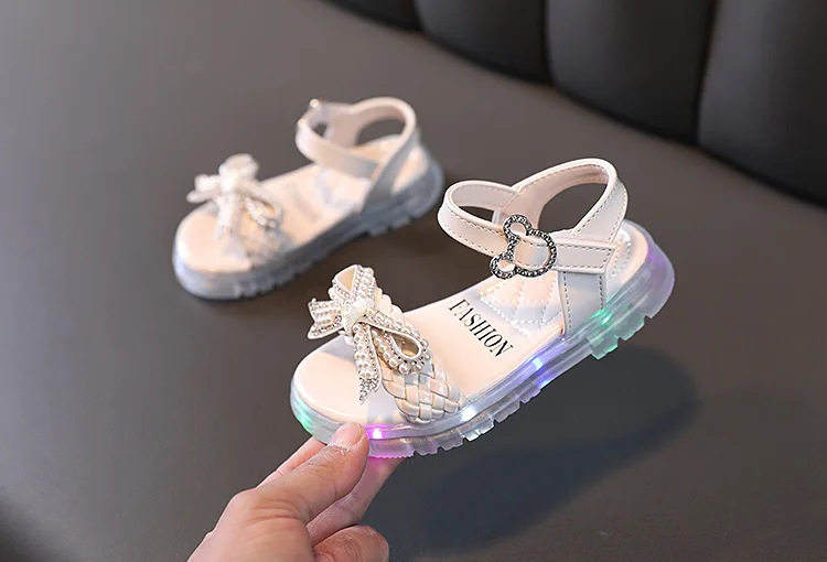 girls shoes Light Up Girls Sandals Baby Summer Bow Children Shoes Kids Soft Bottom Luminous Shoes Sandal boy sandals fashion