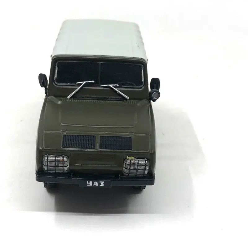 Модель российского автомобиля из металлического сплава в масштабе 1:43 ретро