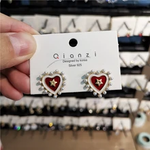 Женские серьги-гвоздики с красной эмалью в виде сердца, пентаграммы, жемчуга, геометрические серьги, роскошные брендовые серьги, свадебные ювелирные изделия, подарки Z248