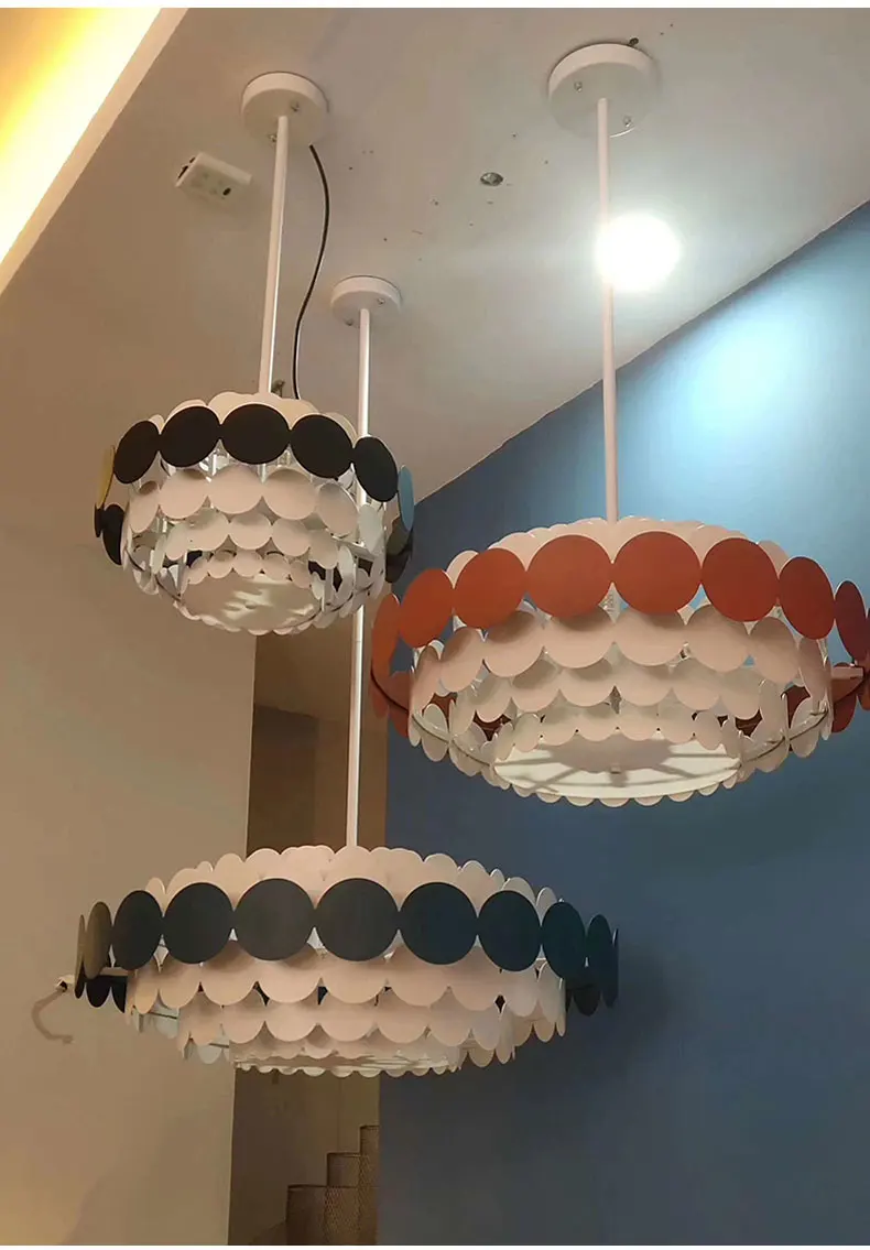 彩色圆片吊灯下_09