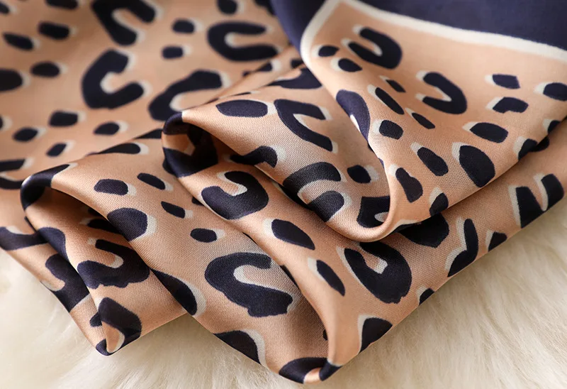 Шелковый квадратный шарф с леопардовым принтом, 70*70 см, стиль, для девушек и женщин, на шею, шарфы, фиолетовая Сумочка, галстук, бандо, маленькие квадратные палантины