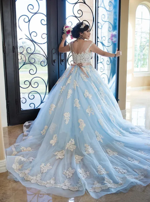 popular-light-sky-blue-and-white-quinceanera-dress-cap-short-sleeve-applique-lace-with-beads-sash-bow-vestidos-de-15-anos-ball-gown-2019_副本